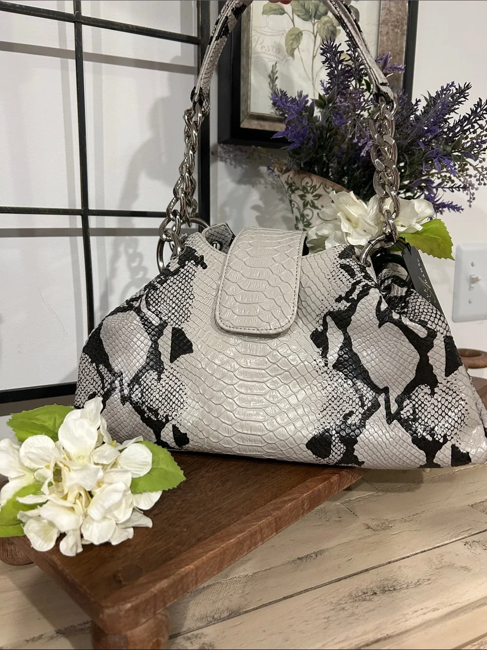 Isabella Adams Shoulder Bag in Cream and Black